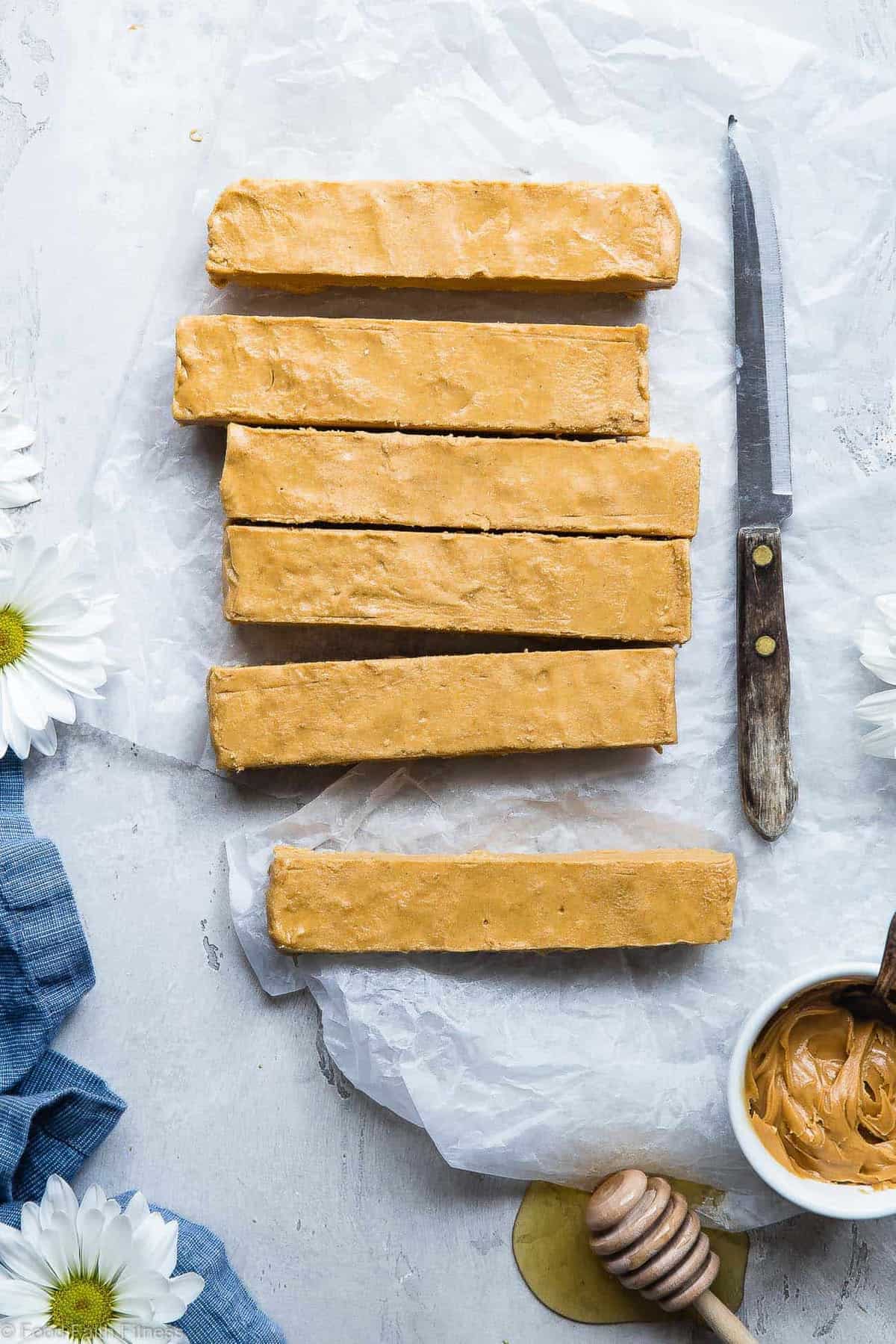 Homemade Perfect Bars - This homemade Perfect Bar Recipe tastes exactly like the store bought version, and is only 5 ingredients and so easy to make! Gluten free and healthy with a paleo option! | #Foodfaithfitness | #Glutenfree #Paleo #Healthy #Dairyfree #Snacks