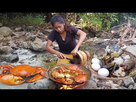 Big crabs curry spicy delicious with duck eggs for dinner - Survival cooking in forest