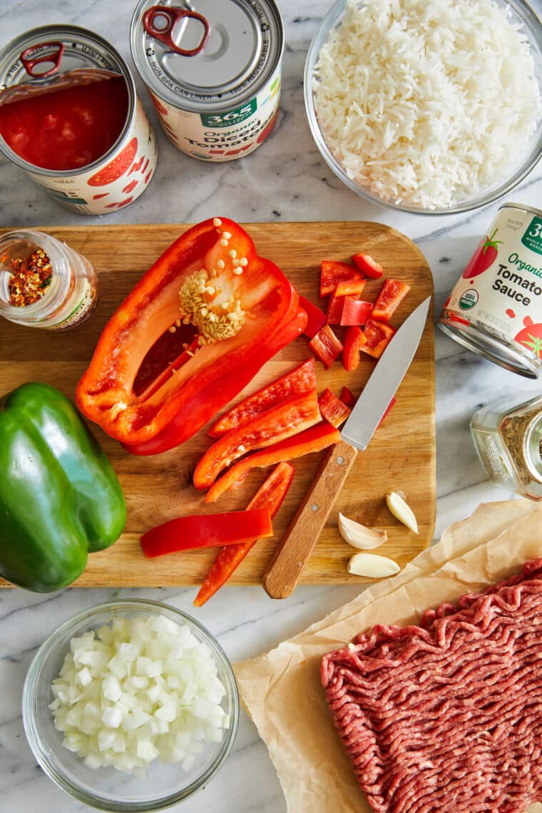 Stuffed Pepper Soup - A super easy, fast, budget-friendly one pot dinner! So hearty and so so cozy with ground beef, rice and bell peppers.