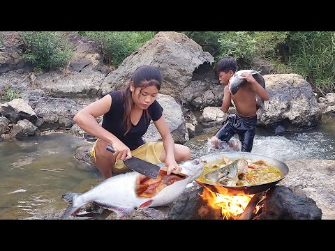 Survival skills: Big fish curry delicious for food and Natural red apple- Survival cooking in forest