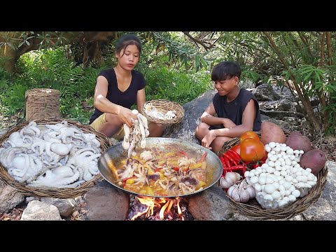 Yummy! Octopus curry spicy chili with mushroom potato for lunch - Survival cooking in forest