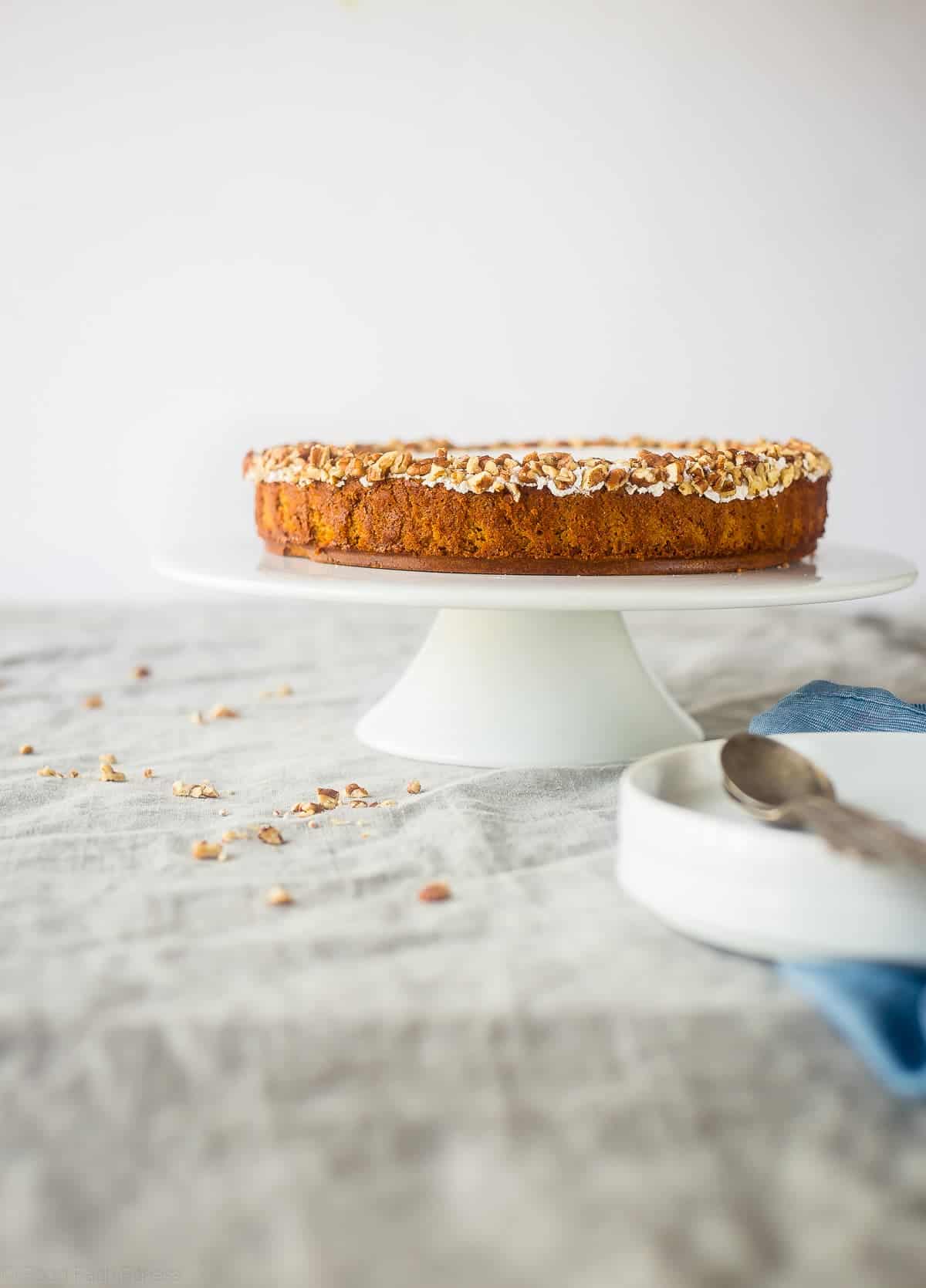 Gluten Free Paleo And Vegan Carrot Cake Cheesecake - This super easy, rich, creamy, paleo and vegan friendly cheesecake tastes like carrot cake but is secretly dairy, gluten, egg and refined sugar free and healthy! Perfect for Easter! | Foodfaithfitness.com | @FoodFaithFit