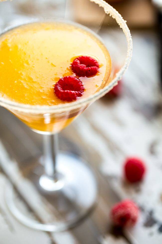 Skinny Raspberry Peach Martini - An easy, sugar free martini with only 150 calories! Perfect for summer entertaining! | Foodfaithfitness.com | @FoodFaithFit