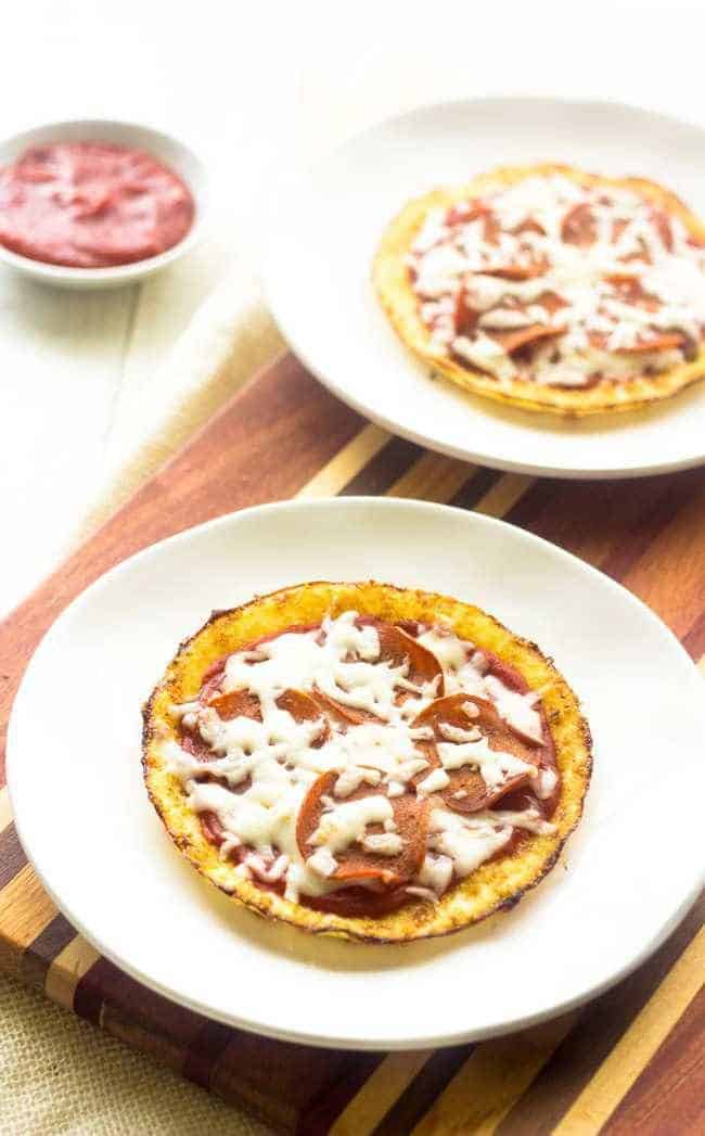 Skinny Low Carb Pizza- You know that you want to know what keeps these low calorie, protein packed and gluten free, but with the same pizza taste! | Foodfaithfitness.com | #recipe