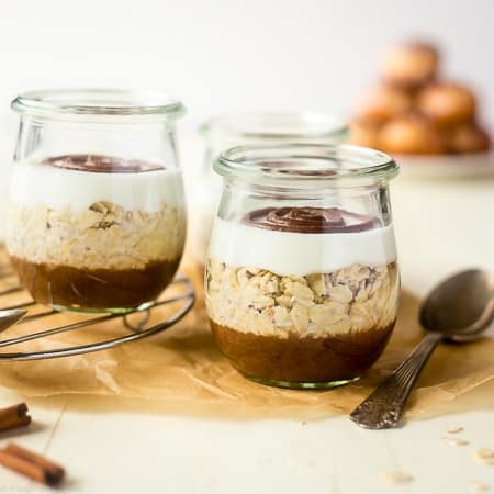 Cinnamon Roll Overnight Oats - These quick and easy overnight oats are packed with protein and taste just like a cinnamon roll. Perfect for a healthy, gluten free make-ahead breakfast on busy mornings! | Foodfaithfitness.com | @FoodFaithFit