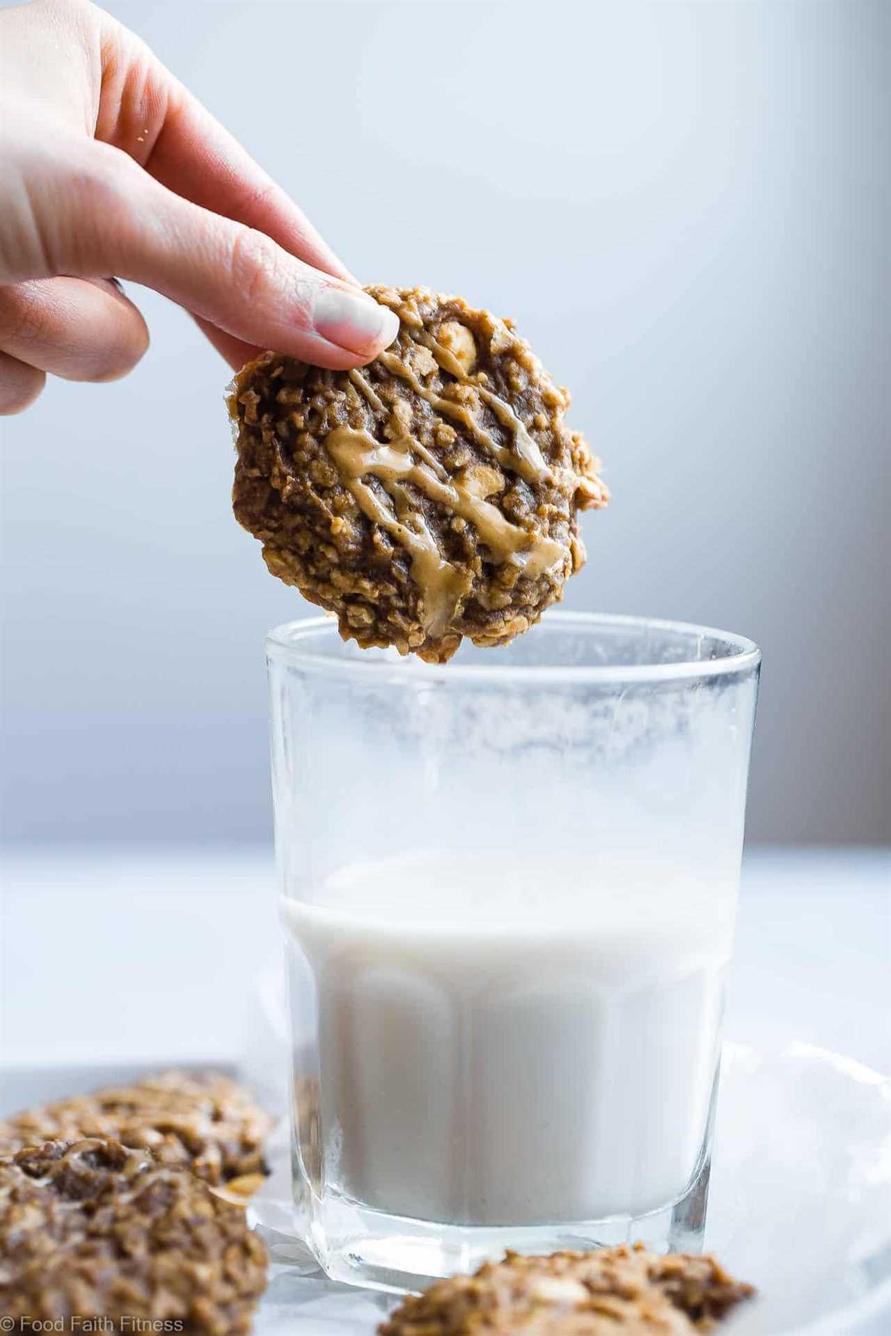 Healthy Peanut Butter Oatmeal Banana Cookies - These gluten free oatmeal cookies use only 5 simple ingredients and are dairy free and vegan friendly! A healthy treat for kids and adults that can be a breakfast or snack! | Foodfaithfitness.com | @FoodFaithFit